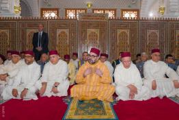 Image du Maroc Professionnelle de  Sa Majesté le Roi Mohammed VI, Amir Al Mouminine, accomplit la prière du vendredi à la mosquée Othmane Ibn Affane à Douiyet (province Moulay Yaakoub), Vendredi 12 avril 2019. (Photo/ SPPR) via Jalilbounhar.com 